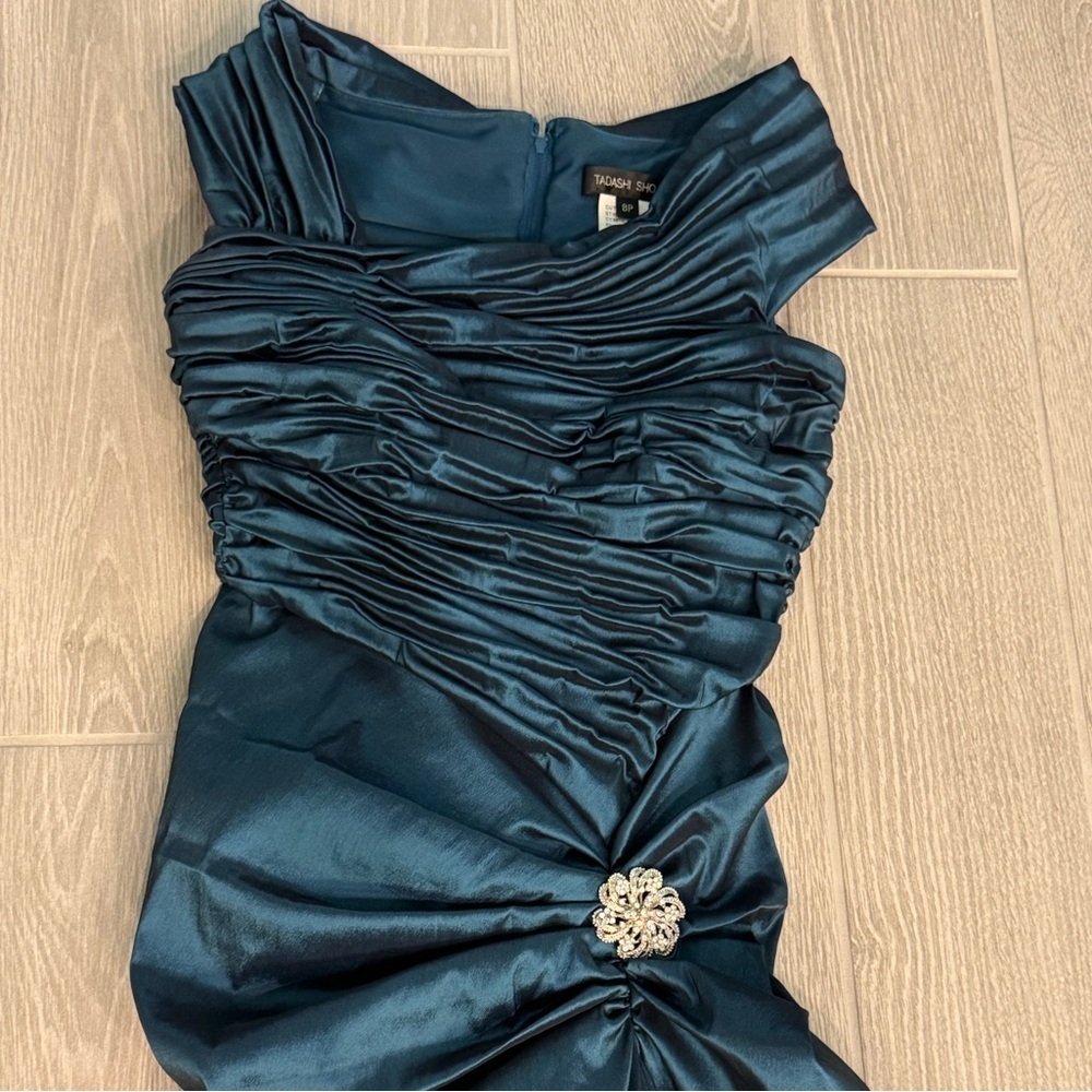 TADASHI SHOJI Iridescent Teal Ruched Formal Gown With Brooch Accent Size 8P - Picture 5 of 9